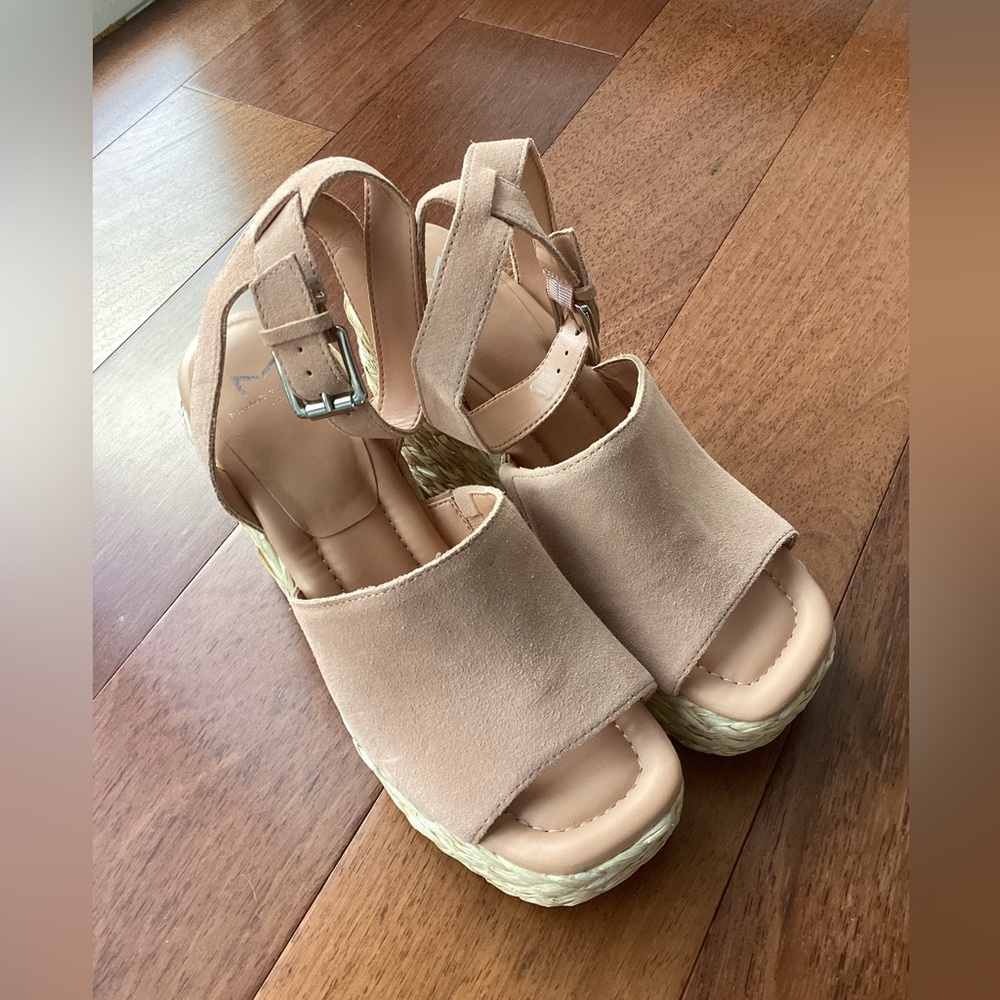 Marc Fisher Peachy Tan Platform Wedge Sandals, size 7.5, NWOB